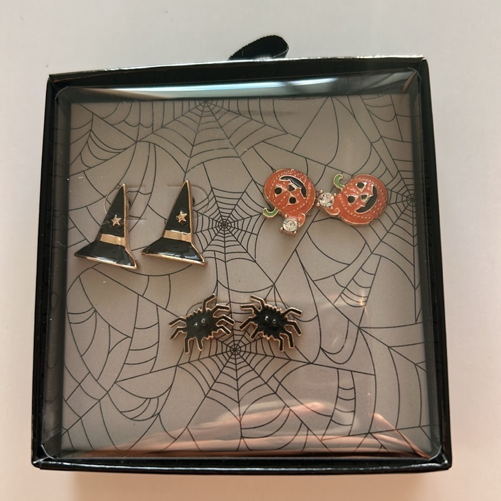 BNIB Quo Set of 3 Earrings Halloween Spiders, Witch Hats, Pumpkins w Giftbox